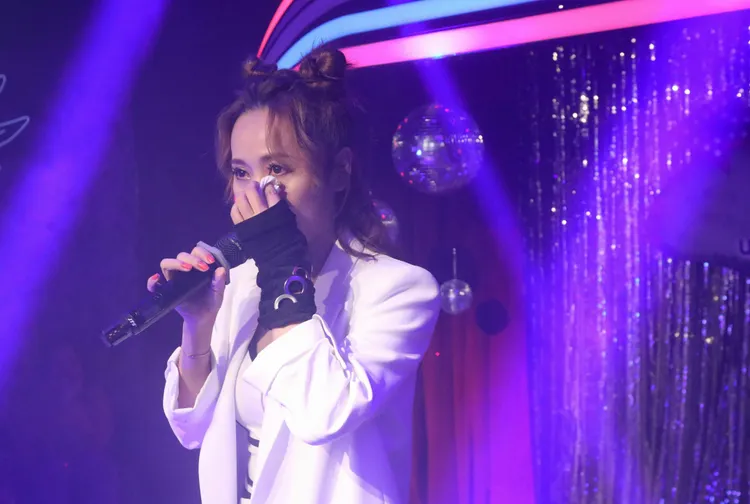 安苡葳心疼自己難過地哭了。WINK1號店提供