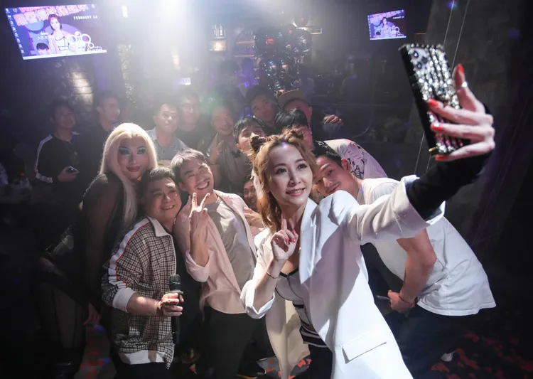 安苡葳昨跟粉絲開心合照。WINK1號店提供