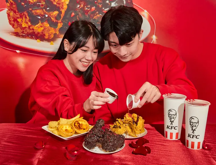 肯德基「愛情醬淋 可可脆雞餐」隨餐附贈可可醬以及草莓脆粒，除了吃炸雞之外，附餐的蛋撻、雞塊、薯條也可以隨意搭配，增添口感層次，創造彼此專屬浪漫時刻。業者提供