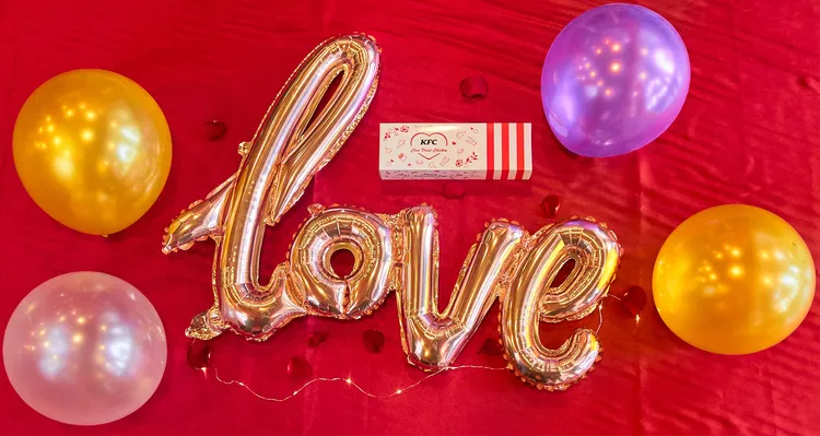 肯德基可可脆雞，隨餐附贈浪漫禮盒為情人節增添專屬儀式感。業者提供