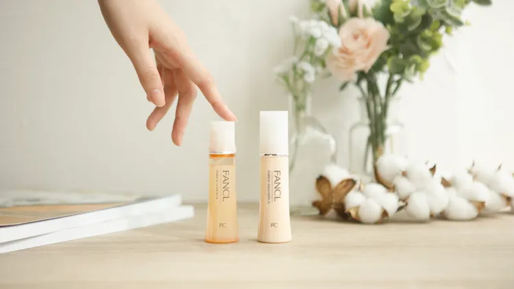 FANCL日常護理系列膠原修護肌底液（左）30ml／900元、膠原修護乳液（右）30ml／900元。品牌提供