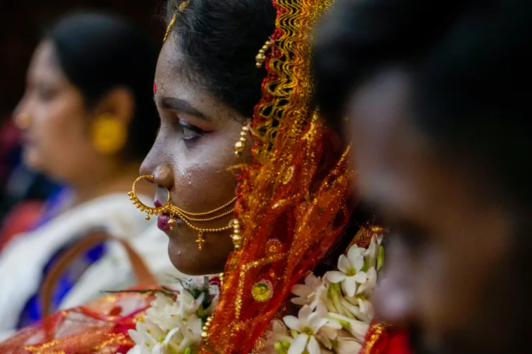 印度加爾各答14日西洋情人節舉行集體婚禮。美聯社