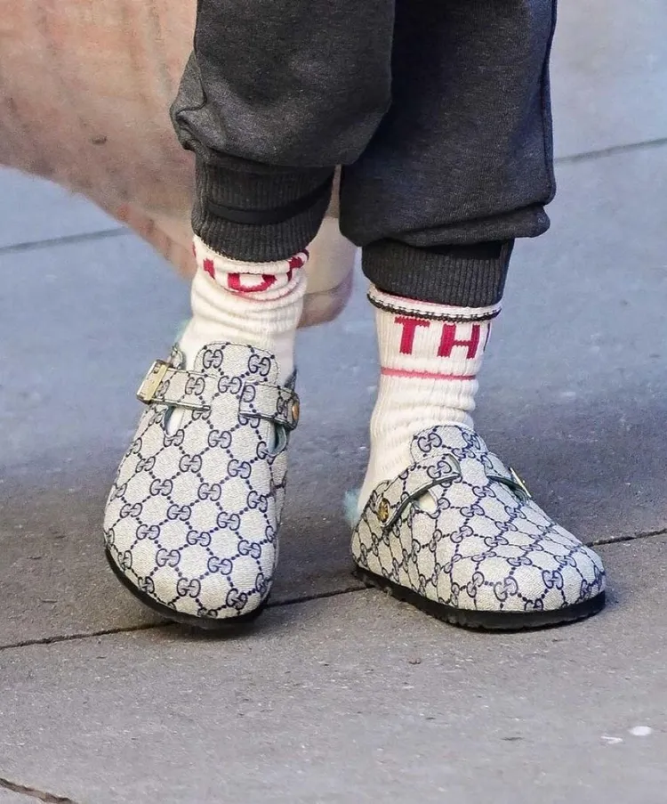 莎拉潔西卡派克腳上的這雙鞋，款式為BIRKENSTOCK最經典暢銷的Boston包頭拖鞋。翻攝shoe_prize IG