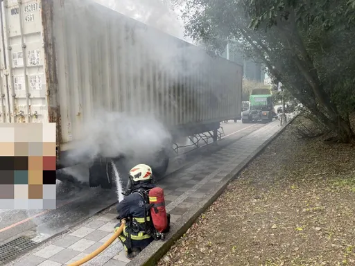 聯結車左後輪冒煙起火 警消迅抵撲滅火勢