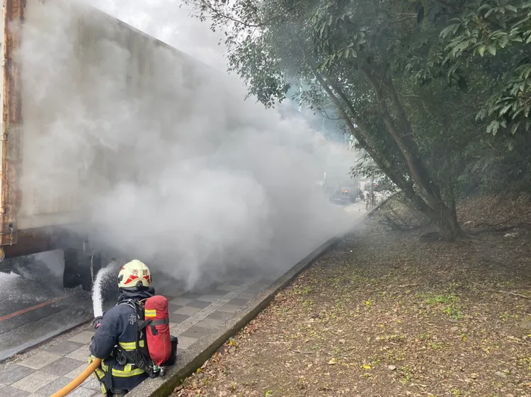 聯結車後輪起火，冒出陣陣濃煙。翻攝畫面