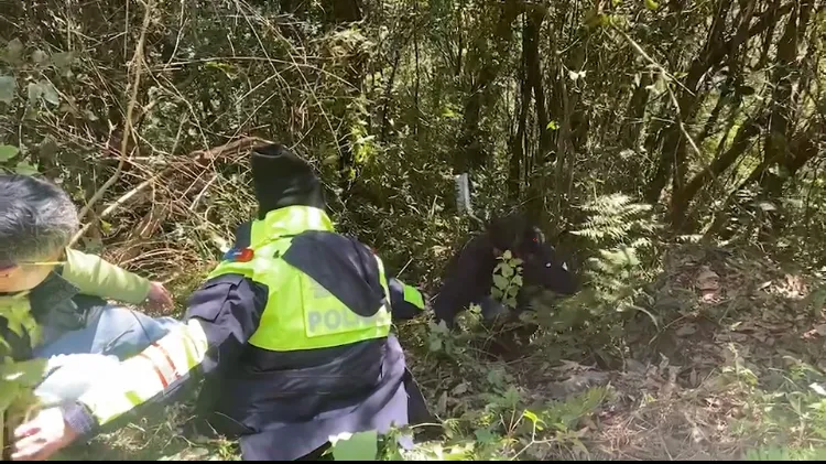 2警協助陳男一家3口脫困。翻攝畫面