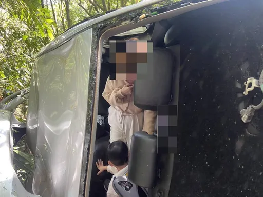 轿车坠30米边坡　一家3口受困！新竹2警奋不顾身救全家脱险