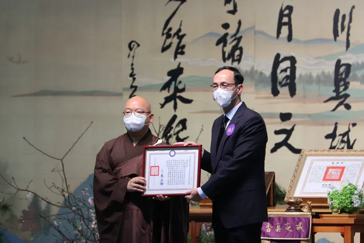 國民黨黨主席朱立倫特頒最高榮譽實踐一等獎章。鄭孟晃攝