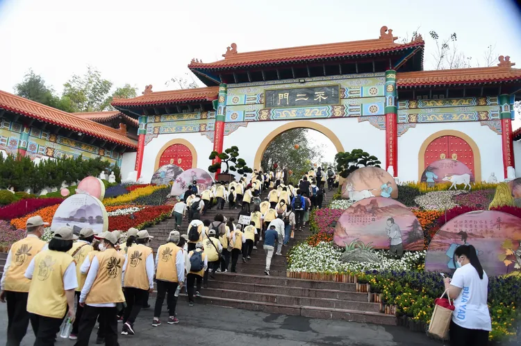 一大早信徒已陸續上山。鄭孟晃攝