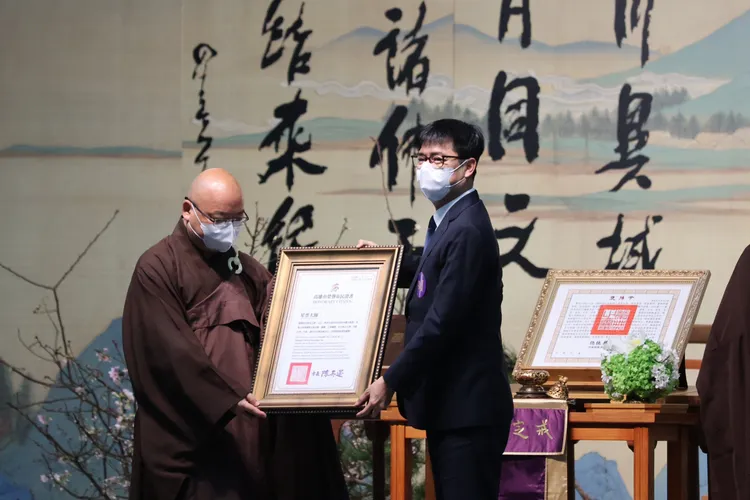 高雄市長陳其邁頒發高雄市榮譽市民證書。鄭孟晃攝