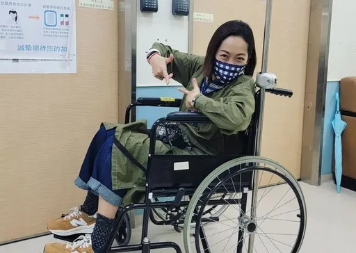 GIGI日本滑雪回台即受傷!坐輪椅照片曝光 史丹利嘆「 為老後生活練習」