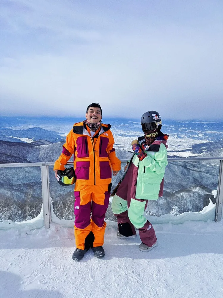 史丹利(左)和GIGI閃過長野雪崩，未料回台竟在停車場出意外。翻攝自史丹利臉書