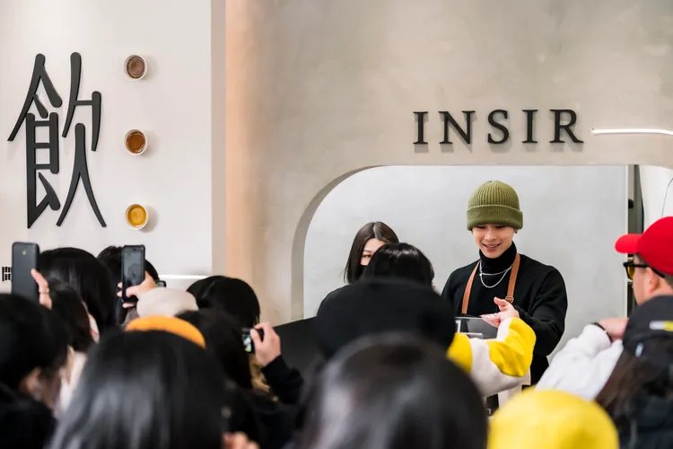 高爾宣當手搖飲一日店長，顧客將現場擠得水洩不通。飲仕INSIR 提供