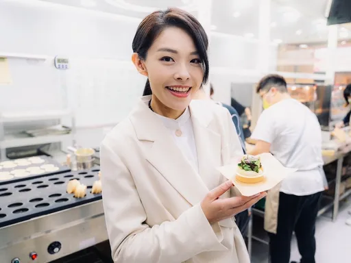 國際討厭香菜日! 高虹安挑戰超夯「香菜紅豆餅」推廣在地美食