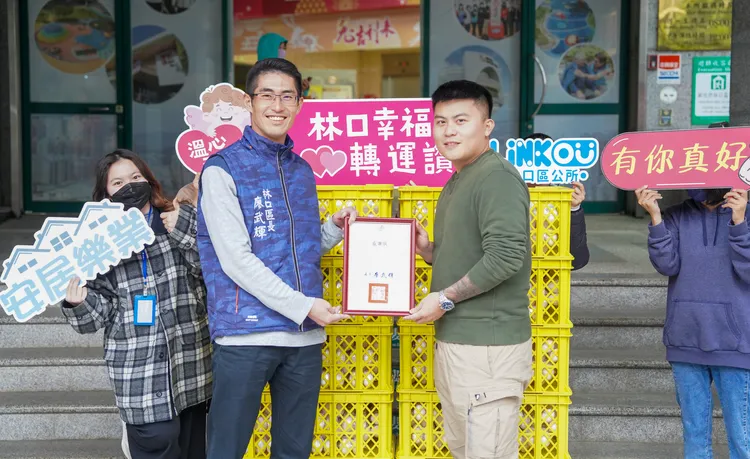 林口區長廖武輝(左)代為收下千顆雞蛋，將結合區內社會福利團體、里鄰長及志工，將企業的愛心送到有需要鄉親手上。區公所提供
