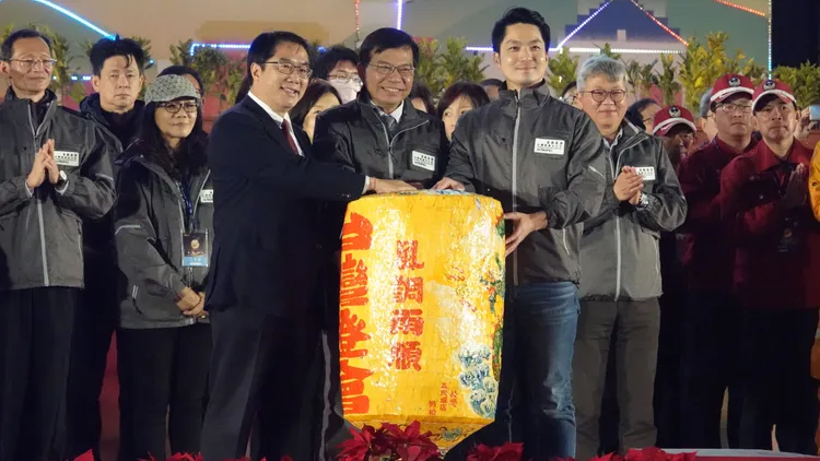 蔣萬安（前右）與黃偉哲（前左）交燈。莊宗達攝