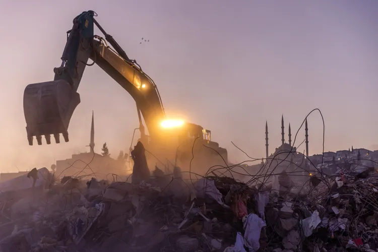 地震倒塌建築物17日開挖。路透社