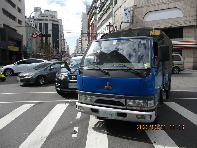 小貨車右側後照鏡已變形。民眾提供