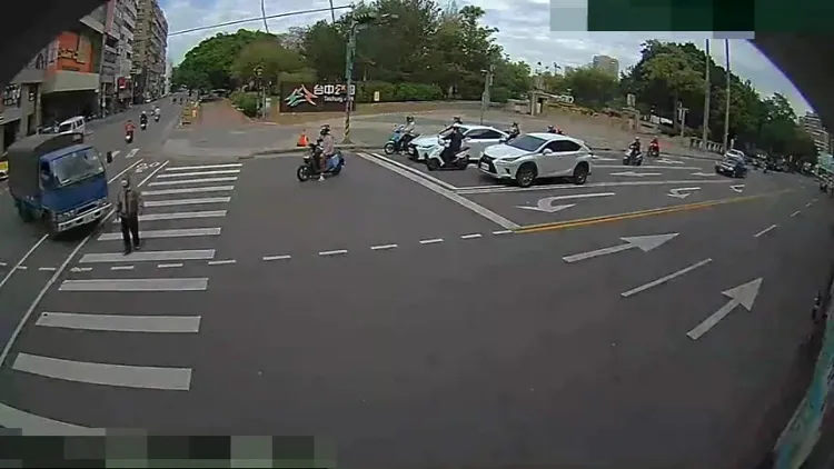 小貨車左轉時撞上林姓老翁。民眾提供