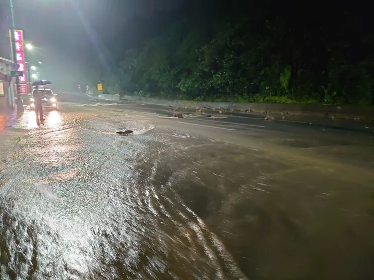 現場搶通至清晨恢復單線雙向通行。翻攝臉書粉專金山警好讚