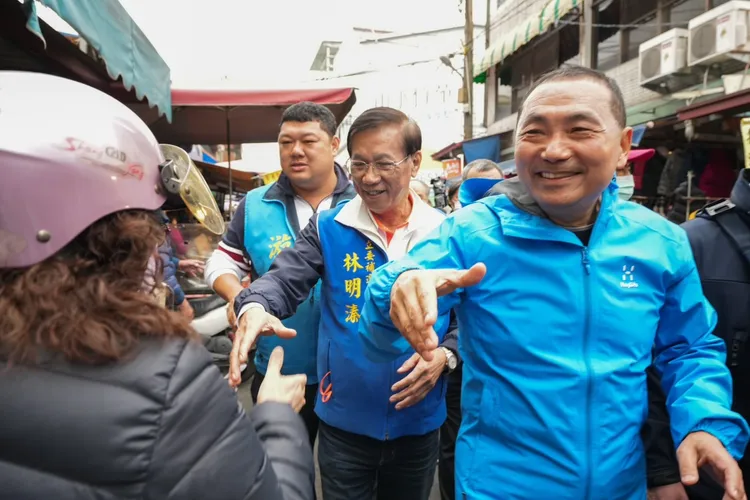 侯友宜陪同林明溱掃街拜票。林明溱競總提供
