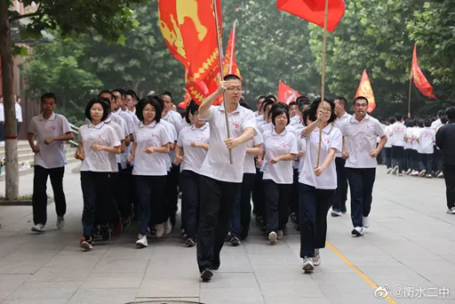 是學校還是苦牢!中國明星高中學生「求救」 考不好罰蹲、上廁所違規罰站1天