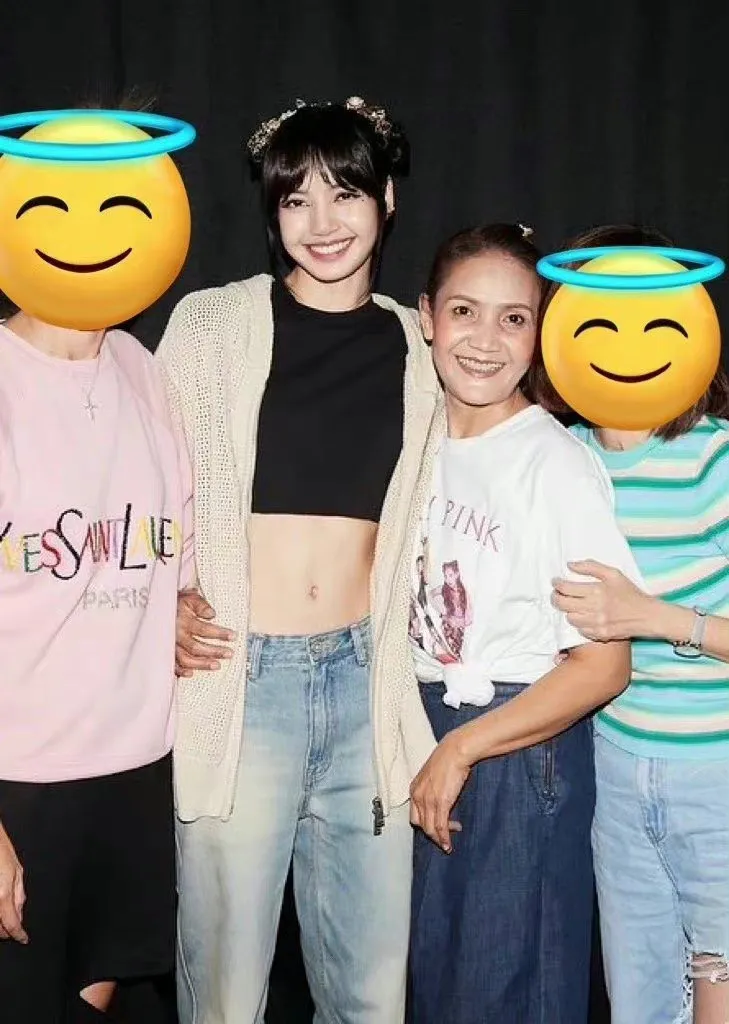 Lisa跟媽媽感情極好，也是靠媽媽支持才能有今天的成就。翻攝東施飛行日記微博