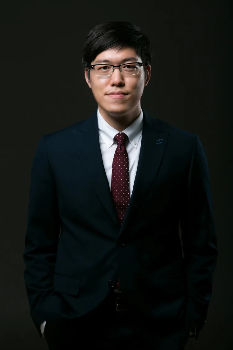 律師吳承祐指出，在大庭廣眾下比中指已構成公然侮辱。吳承祐提供