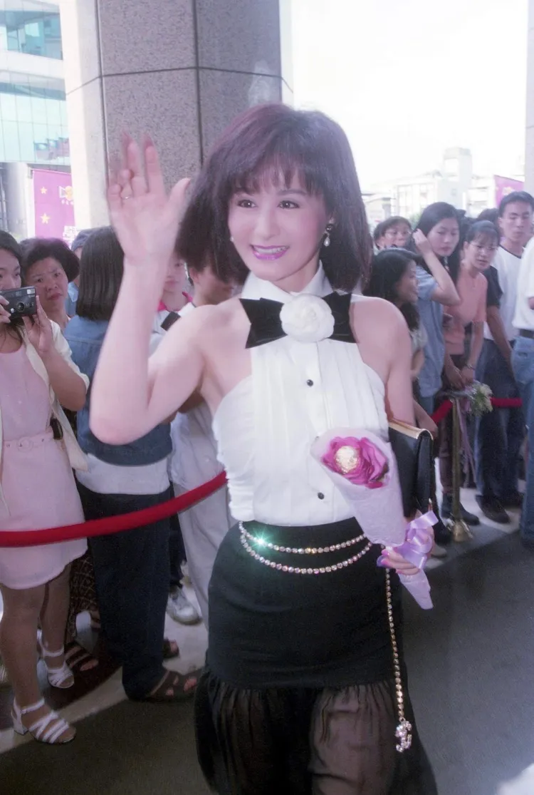 年輕時的她風采迷人，不管和年紀小她多少的男星搭配，永遠一張娃娃臉。引自潘迎紫臉書