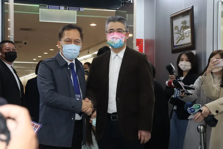 王秋冬（左起）會前與李驍東握手合影。彭欣偉攝