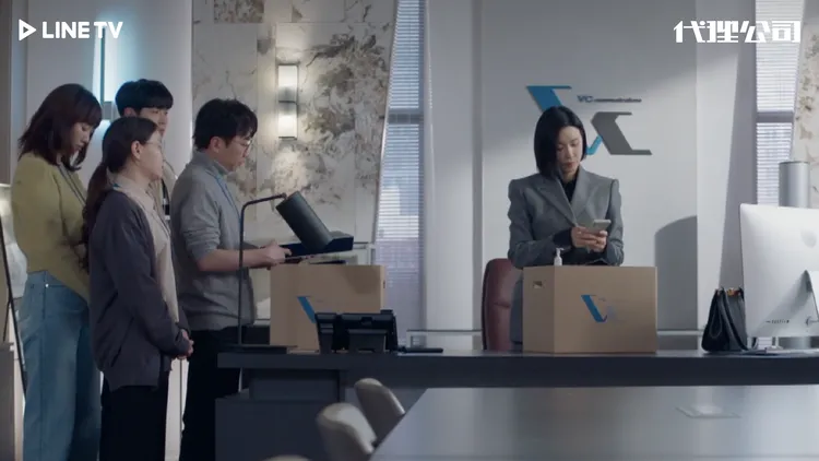 李寶英在《代理公司》被人設計，差一點離職走人。LINE TV