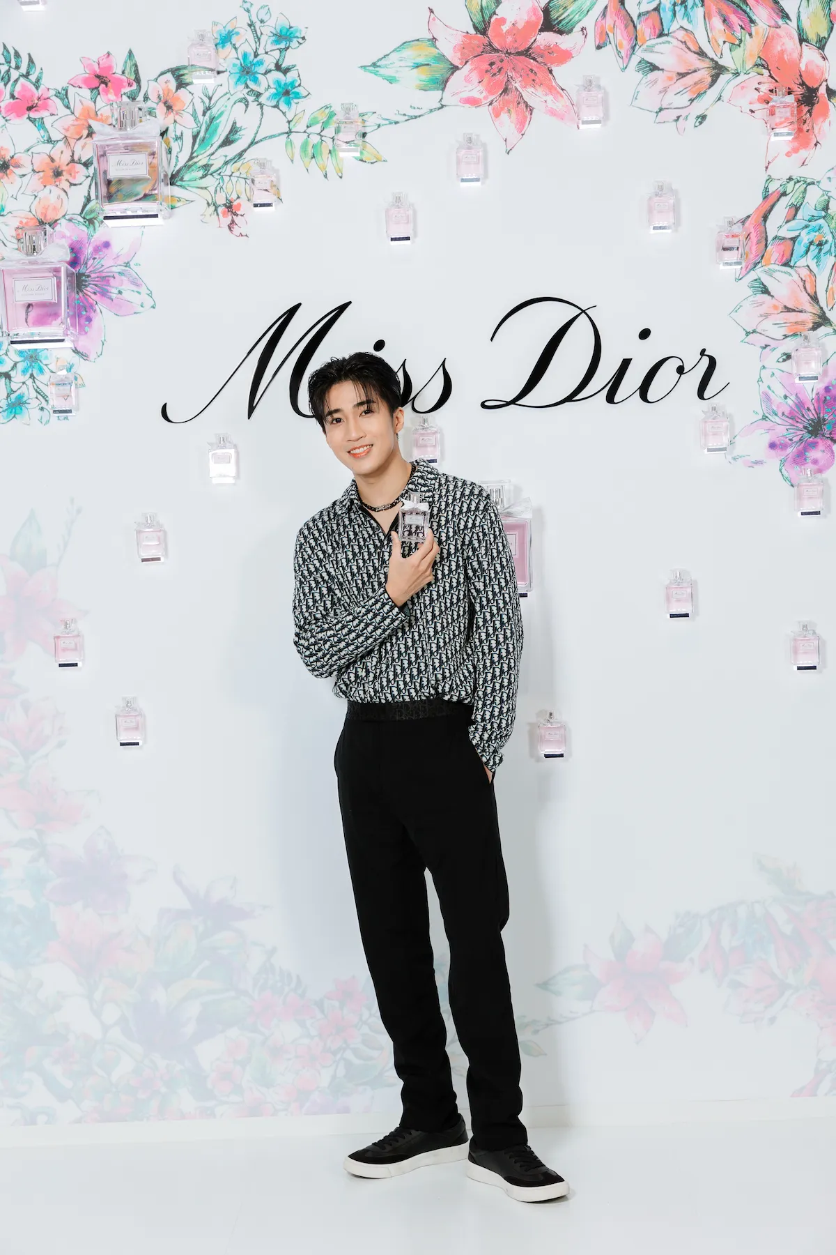 娄峻硕相当推荐在点缀满香水瓶身的爱恋香氛墙拍照。品牌提供