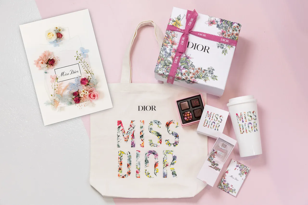 快闪店内的独家赠礼遇爱恋花语包装。品牌提供