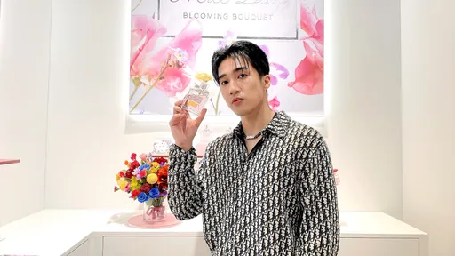 娄峻硕闻Dior花香秒恋爱　甜赞女友是最美的玫瑰花