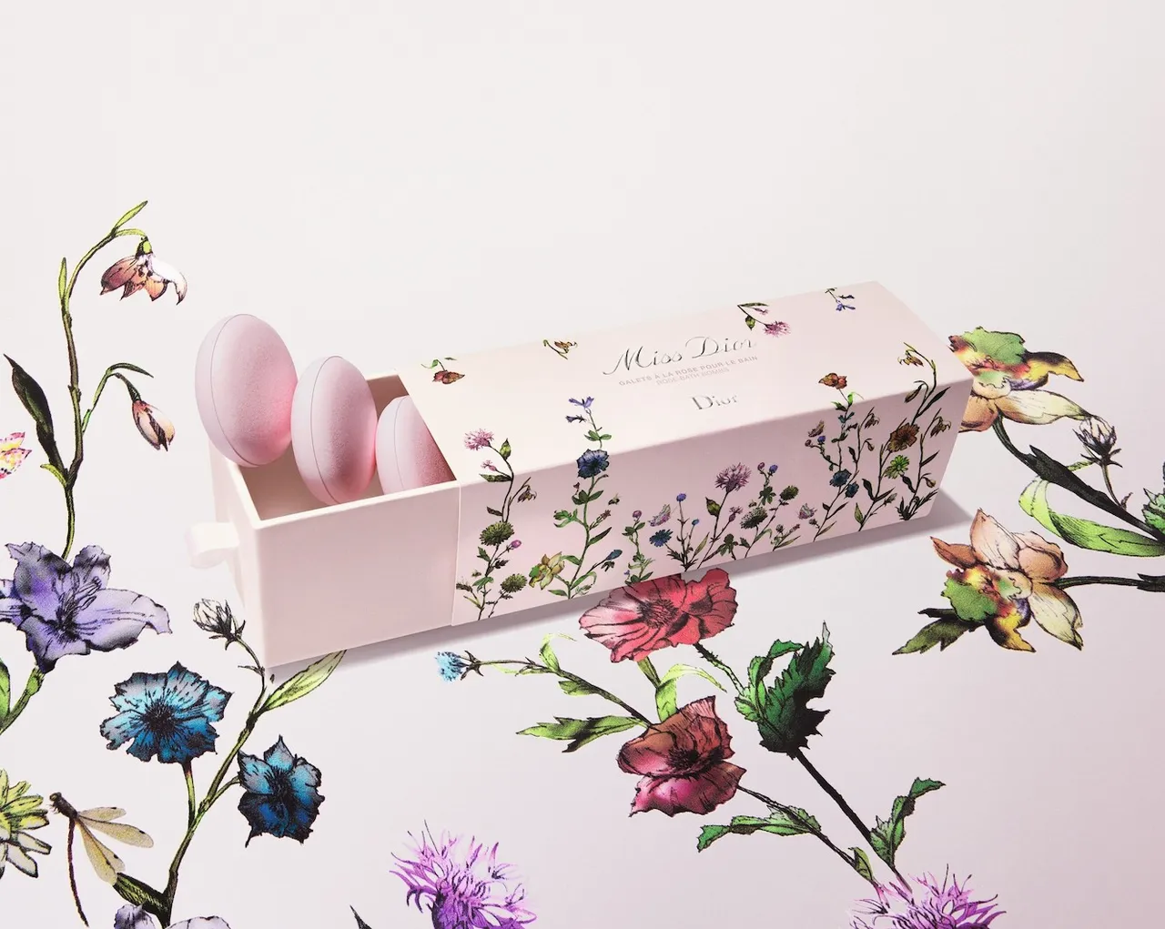 Miss Dior花漾迪奥马卡龙香浴球，10入／2700元。品牌提供