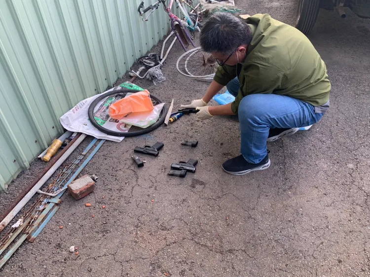 警方在謝嫌藏匿處查獲3把槍及13發子彈。警方提供