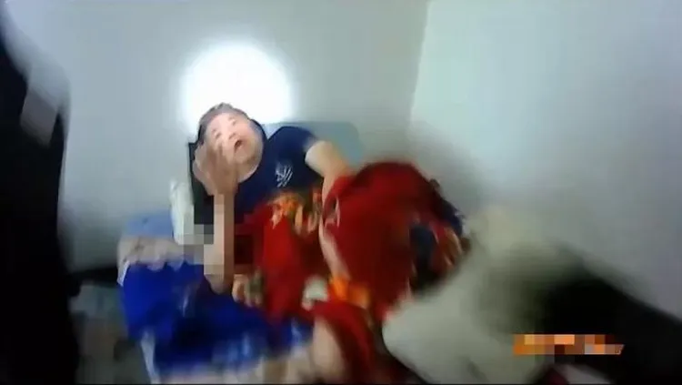 謝男睡夢中驚見警方攻堅破門逮人，表情驚惶失措。警方提供