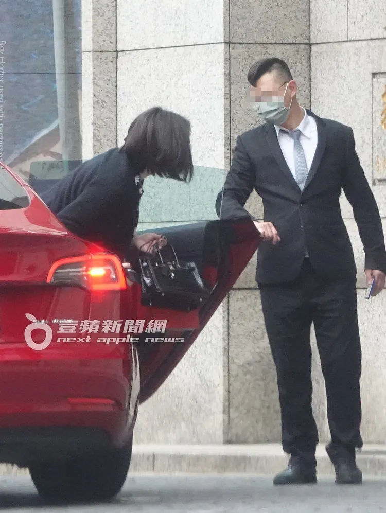 下車後，錢德月（左）先將柏金包伸出車外，再緩緩下車返家。特勤中心攝