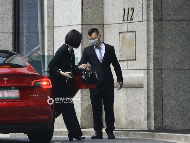 物業人員護送錢德月走入大廳。特勤中心攝