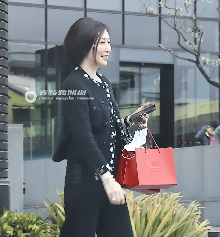 女兒董若彤沒有陪在身邊，錢德月獨自上多元計程車返家。特勤中心攝
