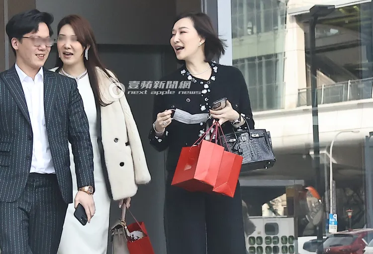 錢德月（右）與友人們道別後準備離去。特勤中心攝