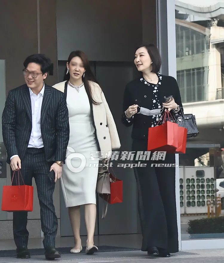 錢德月（右）手提要價百萬的柏金包與友人們步出餐廳。特勤中心攝
