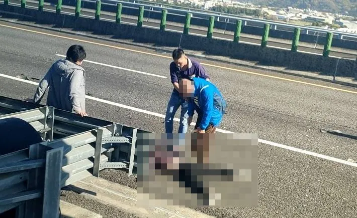 聯結車撞上轎車後側翻，佔據國6東向整個車道。民眾提供