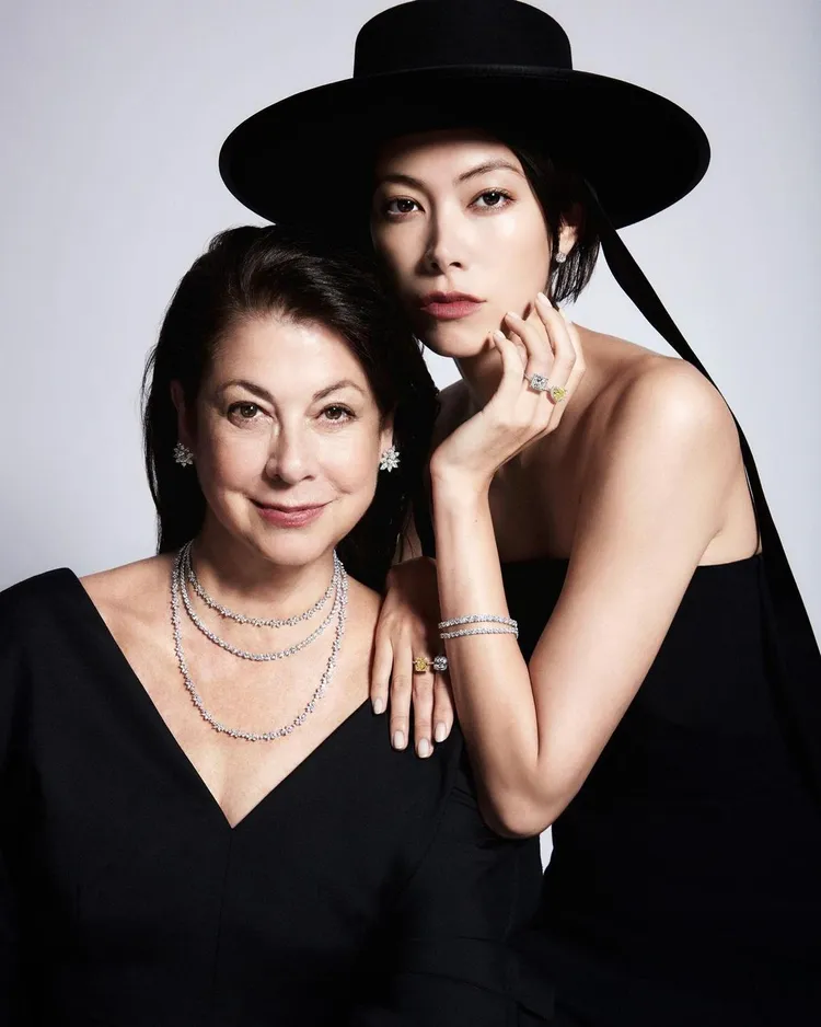 森星（右）遺傳了義大利裔母親的美貌及高挑身材。翻攝hikari IG