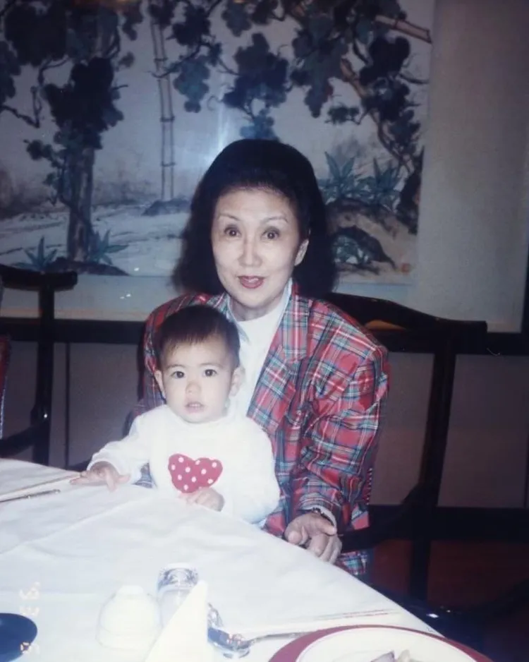 森星的奶奶是巴黎高級時裝協會中首位亞洲女性成員、設計師森英惠。翻攝hikari IG