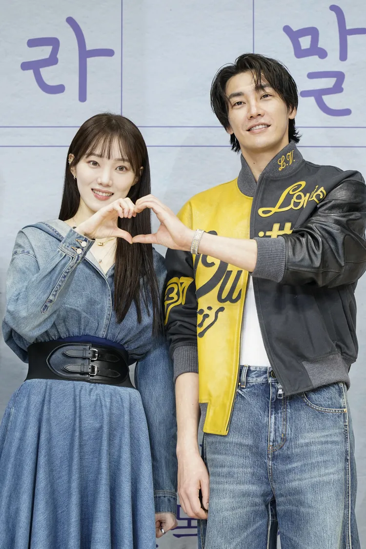 金英光（右）提到李聖經個性太開朗，為了入戲，常要避開她。Disney+提供