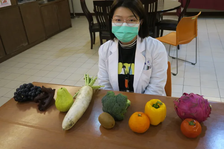 部立彰化醫院營養師吳佩芬傳授天天五蔬果挑選秘笈，掌握越多色越健康原則。彰化醫院提供