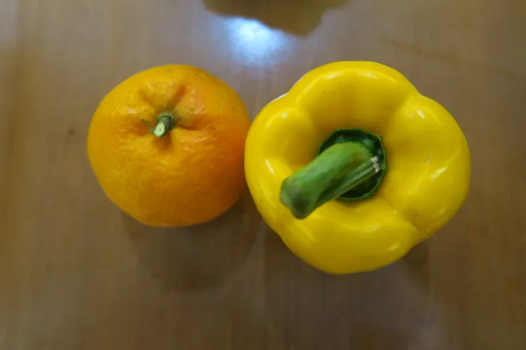 橙黃色蔬果代表橙橘與黃椒。彰化醫院提供