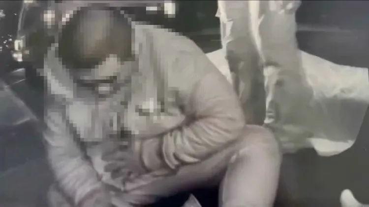 陳男車禍後無力地坐在地上。新店警分局提供