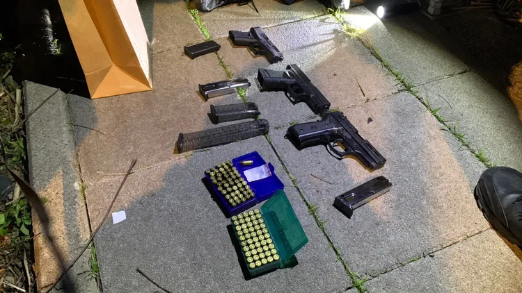 警方在陳男車上查獲槍枝及子彈。新店警分局提供